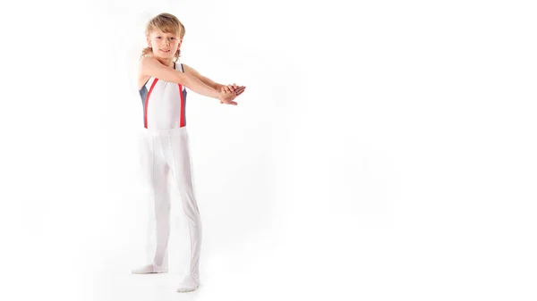 Счастливый маленький мальчик делает гимнастику изолированы на белом фоне — стоковое фото