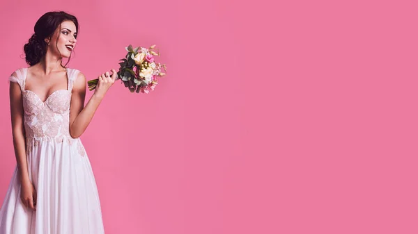 Retrato de noiva morena em estúdio rosa — Fotografia de Stock