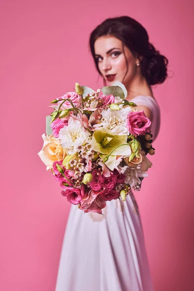 Retrato de novia morena en estudio rosa —  Fotos de Stock