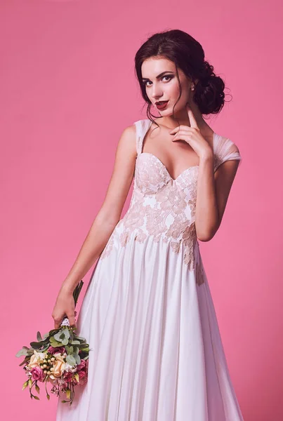 Retrato de noiva morena em estúdio rosa — Fotografia de Stock