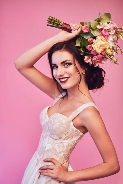 Bruna sposa ritratto in studio rosa — Foto Stock