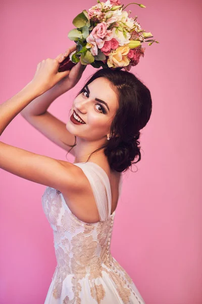 Retrato de noiva morena em estúdio rosa — Fotografia de Stock