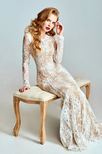 Умная блондинка в белом платье — стоковое фото
