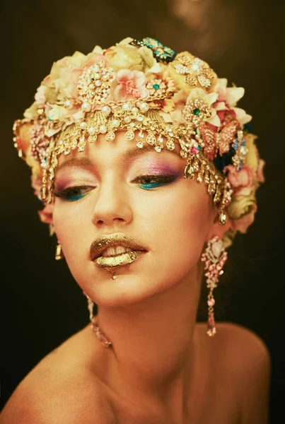 Frisyr och smink. Örhängen av guld. Skönhet mode modell flicka med gyllene Makeup, guld hud make up, hår och smycken på svart bakgrund. — Stockfoto