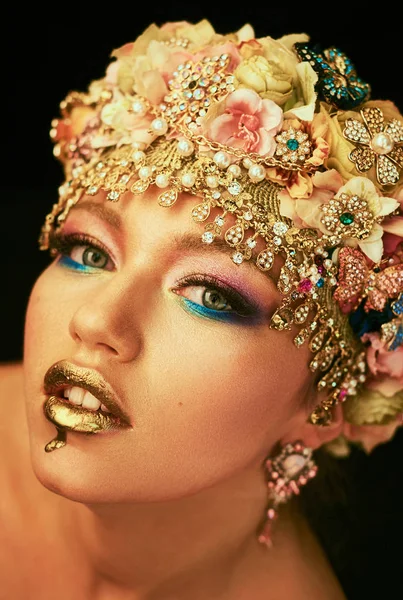 Frisur und Make-up. Goldohrringe. Beauty Fashion Model Mädchen mit goldenem Make-up, Goldhaut Make-up, Haare und Schmuck auf schwarzem Hintergrund. — Stockfoto