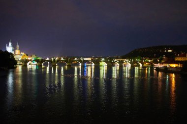 Praha panorama, doğal yaz akşam görünümünü Old Town antik mimari ve Vltava Nehri iskelesi Prag, Çek Cumhuriyeti