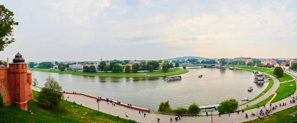 Gród panorama, Polska, Kraków, z zabytkowym zamkiem Królewskim na Wawelu — Zdjęcie stockowe