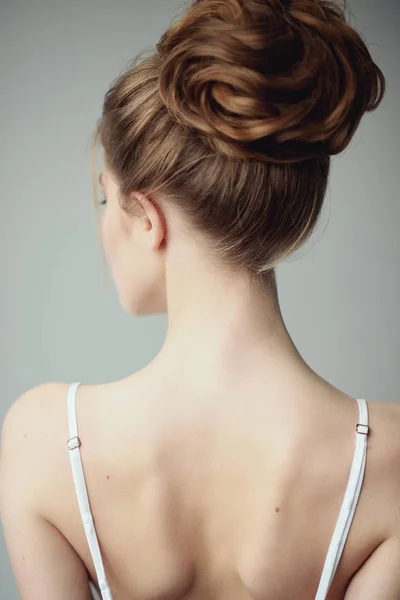 Zarif saç modeli ile güzel şehvetli kadın. Mükemmel makyaj. Moda fotoğraf