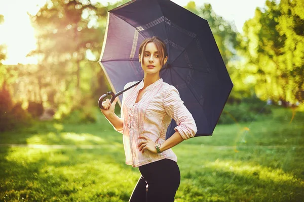 Schöne junge Dame mit buntem Regenschirm. blauer Himmel im Freien. glückliches Mädchen auf dem Land — Stockfoto