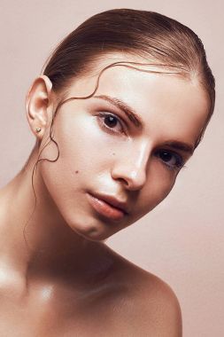 Güzel esmer genç spa modeli mükemmel cilt kızla. Cilt 