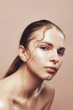 Güzel esmer genç spa modeli mükemmel cilt kızla. Cilt 