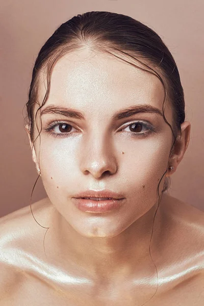 Belle brune jeune fille modèle spa avec une peau parfaite. Concept de soins de la peau. Peau fraîche et propre. Portrait de femme regardant la caméra et souriant. Fond beige. Beauté Femme Visage gros plan . — Photo