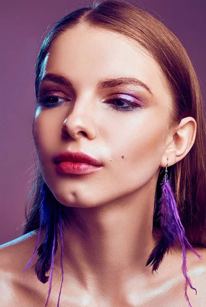 紫色の背景に夕方の化粧品で美しい少女 — ストック写真