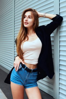 Bir kız şehirde yürüyüş. Seyahat eder. Sokak moda. Şehir Merkezi. Gençlik tarzı kıyafetler.