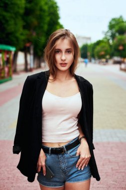 Bir kız şehirde yürüyüş. Seyahat eder. Sokak moda. Şehir Merkezi. Gençlik tarzı kıyafetler.