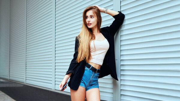 Девушка гуляет по городу. Путешествия. Уличная мода Центр города. Молодежный стиль одежды
.