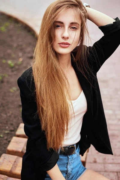 Una ragazza sta camminando per la città. Viaggia. Moda di strada. Centro della città. Stile di gioventù di vestiti . — Foto Stock