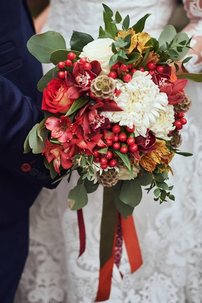 Hochzeitsstrauß. Würziger cremiger Strauß mit Rosen und Pfingstrosen. — Stockfoto