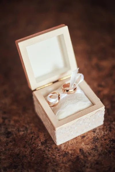 Anéis de casamento, caixão, mãos de noiva, flores frescas — Fotografia de Stock