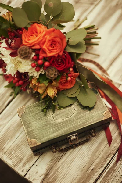 Hochzeit auf einem Teller grünen Hintergrund und einem Brunnen. Hochzeitsdekoration. Holztafel mit der Aufschrift Hochzeit. — Stockfoto
