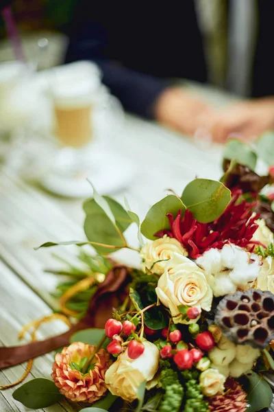 Hochzeitsstrauß. Würziger cremiger Strauß mit Rosen und Pfingstrosen. — Stockfoto