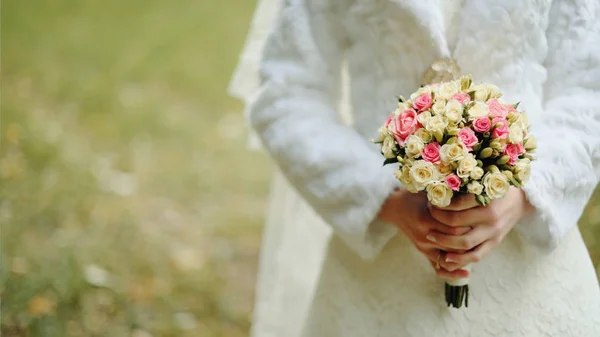 Fine art bröllop bukett. Tanging krämig bukett värdt rosor och pioner. — Stockfoto
