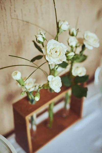 Bröllop blomdekor i formuläret buketter av blommor — Stockfoto