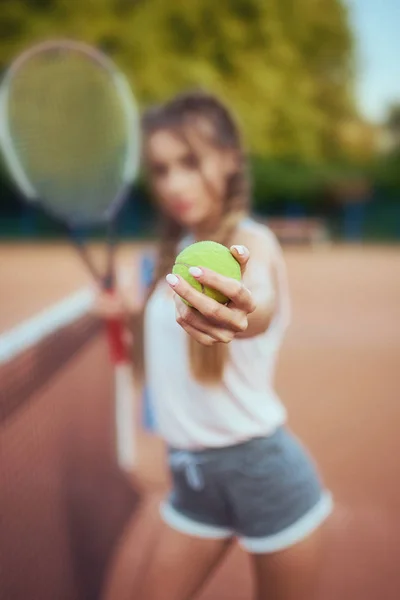 Дівчина грає в теніс на корті — стокове фото