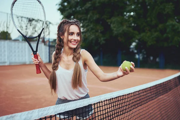 kortta Tenis oynayan kız