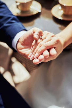 Gelin ve damat ile alyans