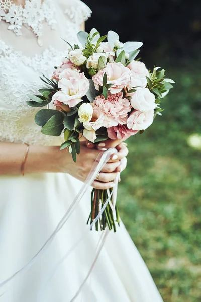 Gelin ona buket çiçek tutuyor