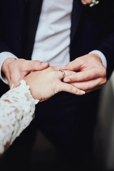 Noiva e noivo com anéis de casamento — Fotografia de Stock