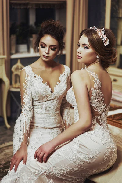Két lány esküvői ruhák. Szép finom lány a menyasszonyi szalon. Közeli kép: — Stock Fotó