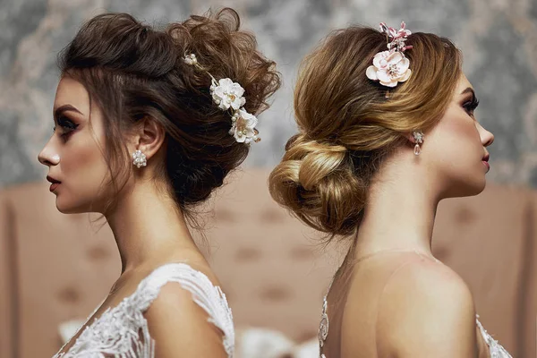 Dos chicas con vestidos de novia. Hermosas chicas delicadas en el salón nupcial. Primer plano — Foto de Stock