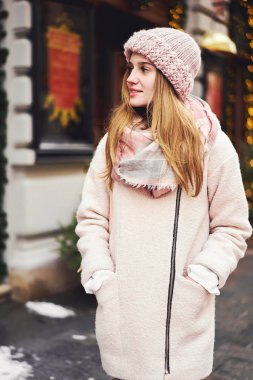 Mutlu gülümseyen kız hareket heyecan, şık kıyafetler giyiyor. Sevinç ve heyecan ile el ve yüz ifade modeli. Kar yağışı. Noel, yeni yıl, kış tatil kavramı