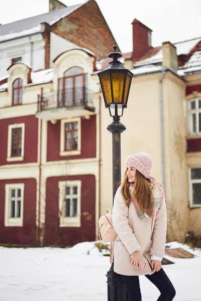 Fille souriante heureuse agissant ravi, portant des vêtements élégants. Modèle exprimant joie et excitation avec les mains et le visage. Chute de neige. Noël, Nouvel An, concept vacances d'hiver — Photo