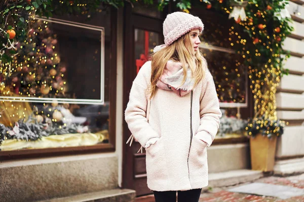 Modèle blond en fond urbain avec rétro-éclairage solaire. Jeune fille portant manteau d'hiver et écharpe debout dans la rue. Jolie femme aux cheveux raides — Photo