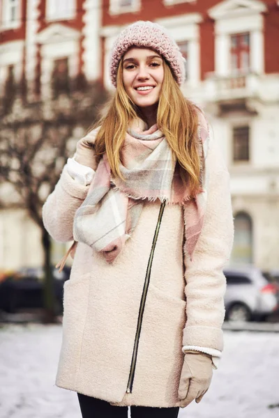 Feliz chica sonriente actuando emocionada, vistiendo ropa elegante. Modelo expresando alegría y emoción con las manos y la cara. Nevadas. Navidad, año nuevo, concepto de vacaciones de invierno — Foto de Stock