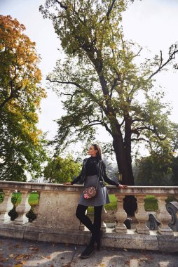 Kamera arka bina üzerinde şehirde gülümseyen uzun saçlı sevimli kız