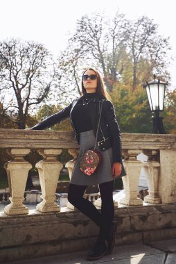 Şehir sokakta duran Modern kadın.