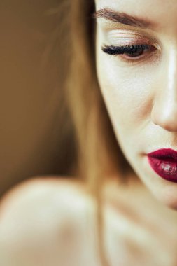 Güzel kadın kaş ve sahte kirpikleri ile büyük göz. Yumuşak pürüzsüz sağlıklı cilt ve göz alıcı profesyonel yüz makyaj kadınla. Güzellik kozmetik. Yüksek çözünürlük