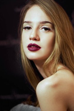 Güzel bir kadın modeli koyu pembe dudakları renk ve temiz sağlıklı cilt yüz ile taze makyaj ile Glamour portresi