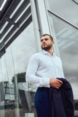 Bir şık adam, sokak moda, yaşam tarzı, ilkbahar sonbahar giyim portresi
