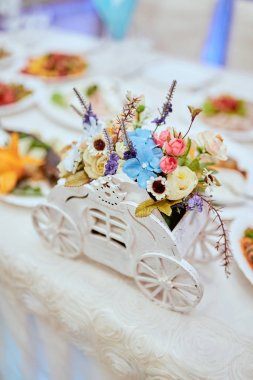 Düğün dekorasyonu, çiçekler, yüzükler, el, yüzükler, damat ve gelin buketi