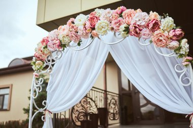 Düğün dekorasyonu, çiçekler, yüzükler, el, yüzükler, damat ve gelin buketi