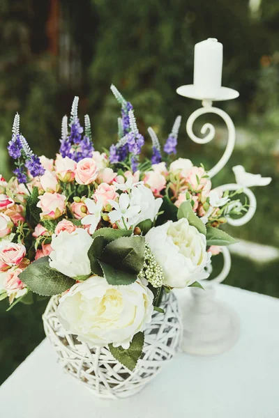 Hochzeitsdekor, Blumen, Ringe, Strauß in den Händen, Ringe, Bräutigam und Braut — Stockfoto