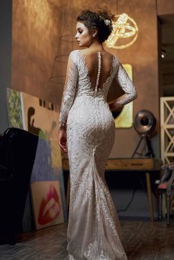 Bir pencere kapalı karşı güzel gelin