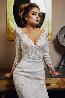 Bir pencere kapalı karşı güzel gelin