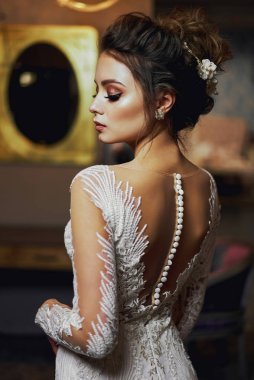 Bir pencere kapalı karşı güzel gelin