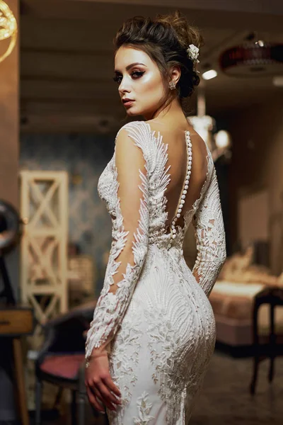 Портрет моди. Розкішне плаття. Модель у білій сукні. Наречена в довгій сукні — стокове фото